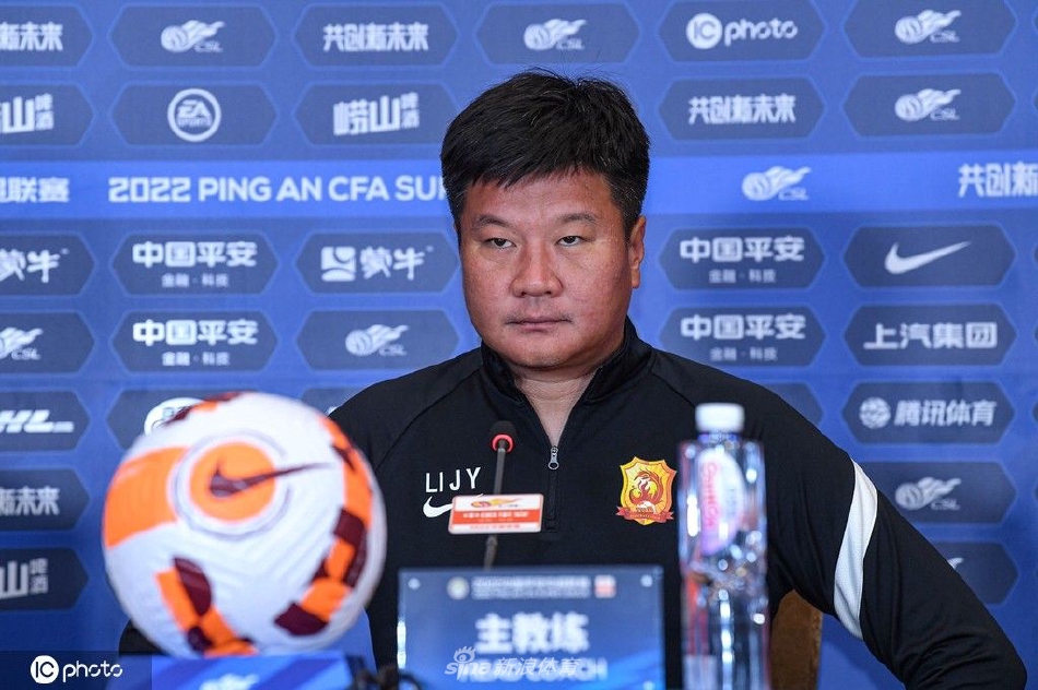 武汉长江赛前新闻发布会 主教练李金羽携队员胡家笠出席