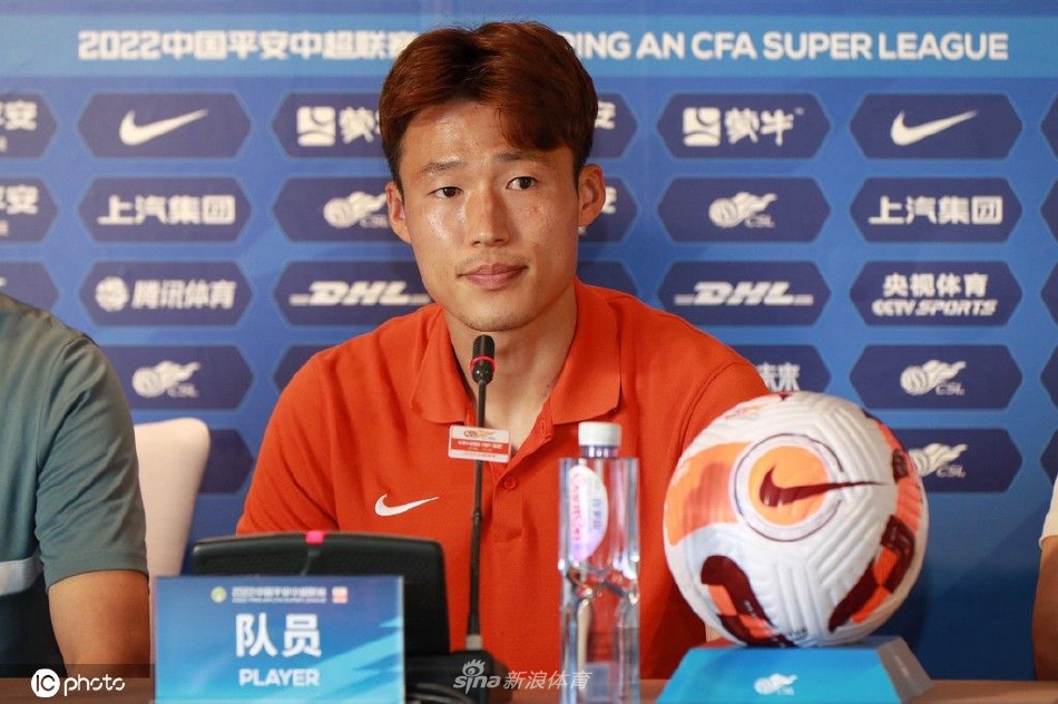 山东泰山赛前新闻发布会 主教练郝伟携队员孙准浩出席