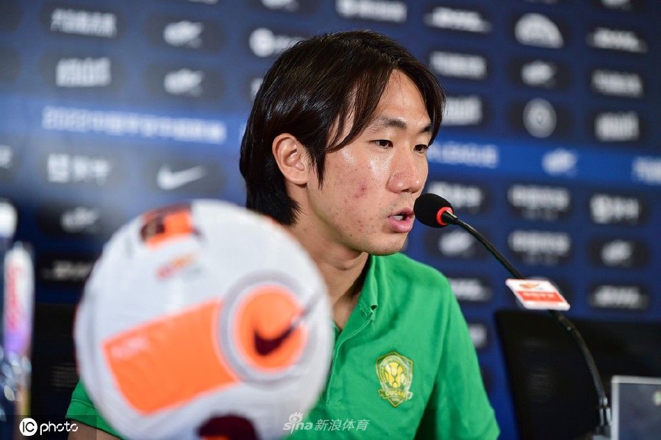 北京国安赛前新闻发布会 主教练谢峰携队员姜祥佑出席
