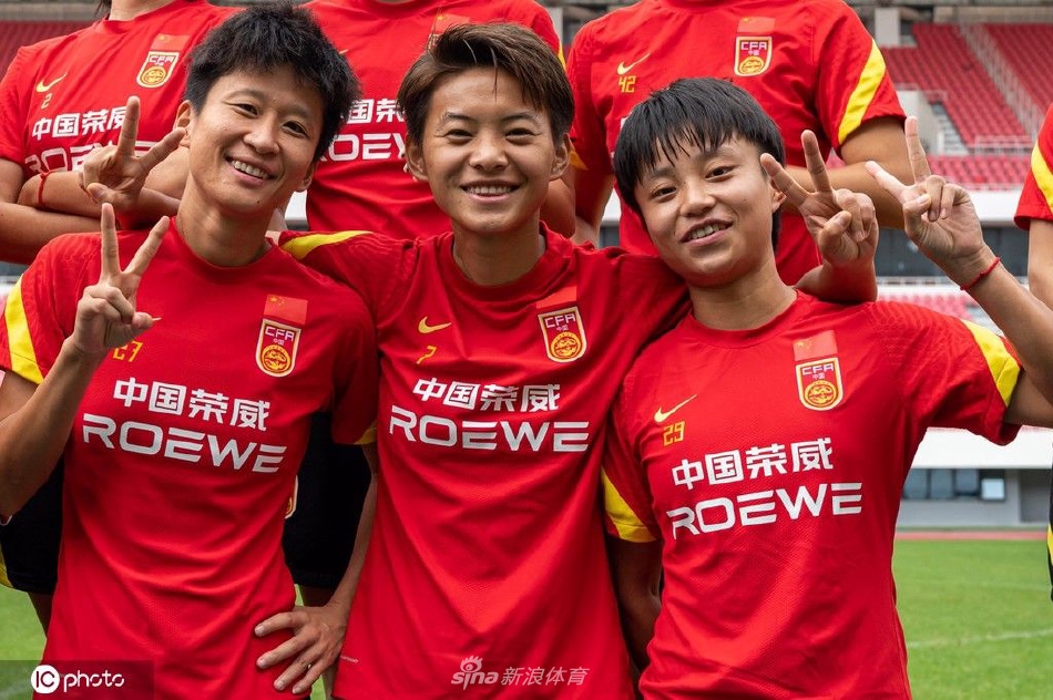 中国女足全家福拍摄花絮