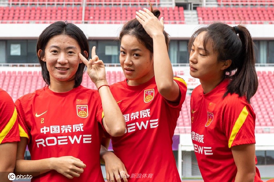 中国女足全家福拍摄花絮