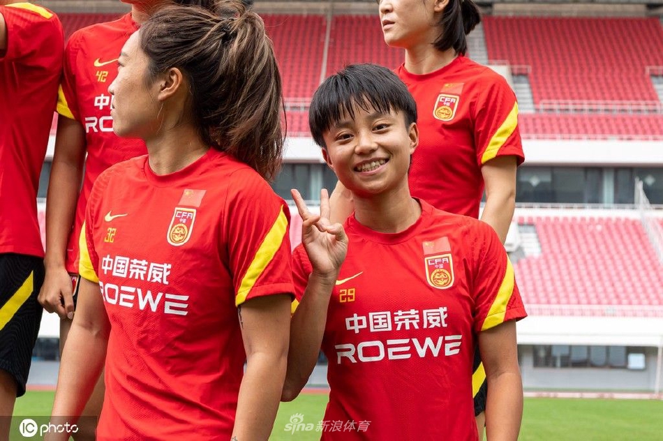 中国女足全家福拍摄花絮