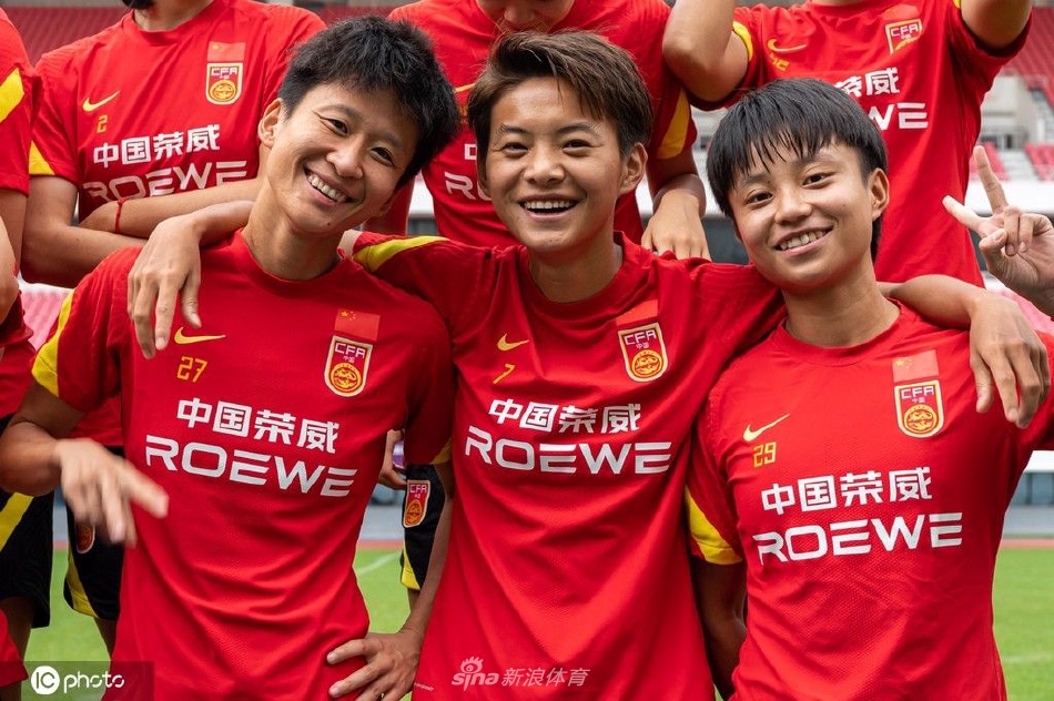 中国女足全家福拍摄花絮