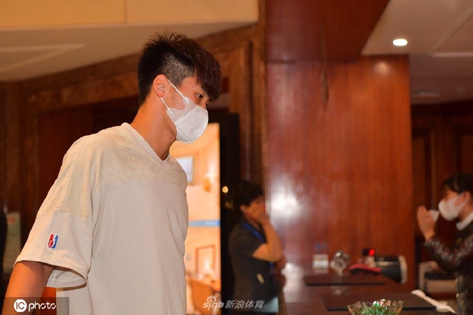 国家男子足球选拔队抵达酒店开启集训