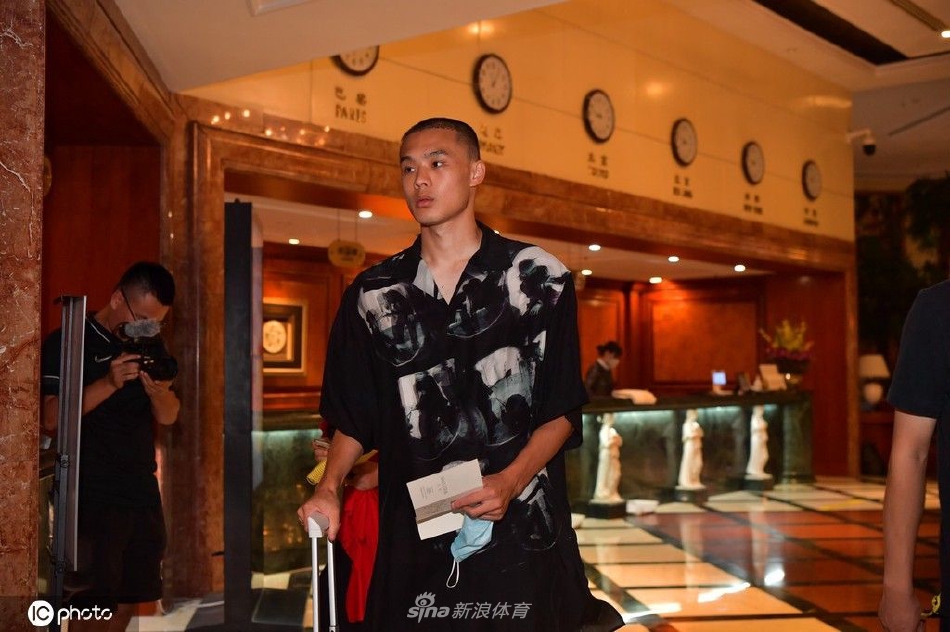 国家男子足球选拔队抵达酒店开启集训