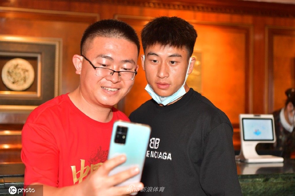 国家男子足球选拔队抵达酒店开启集训