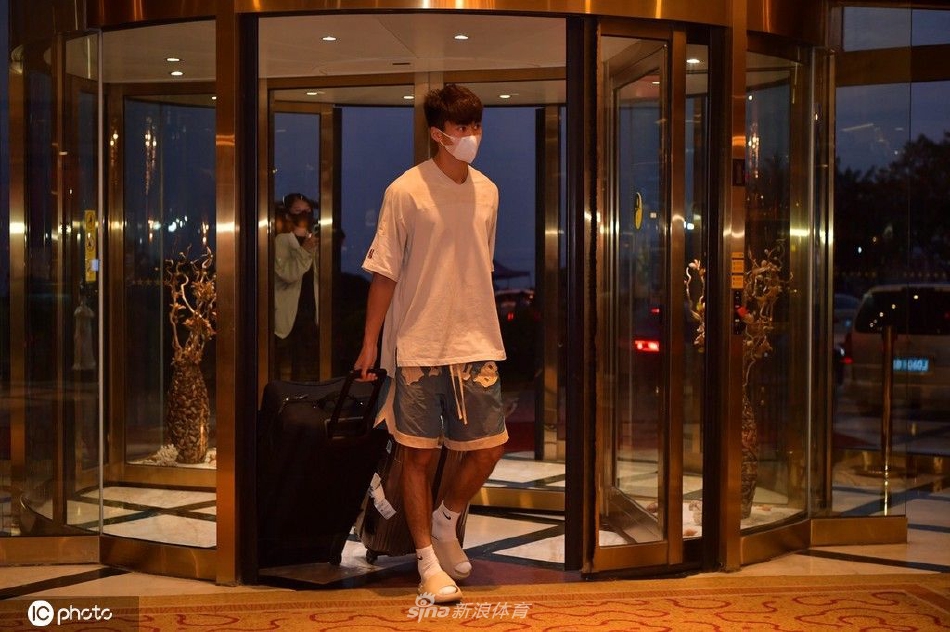 国家男子足球选拔队抵达酒店开启集训