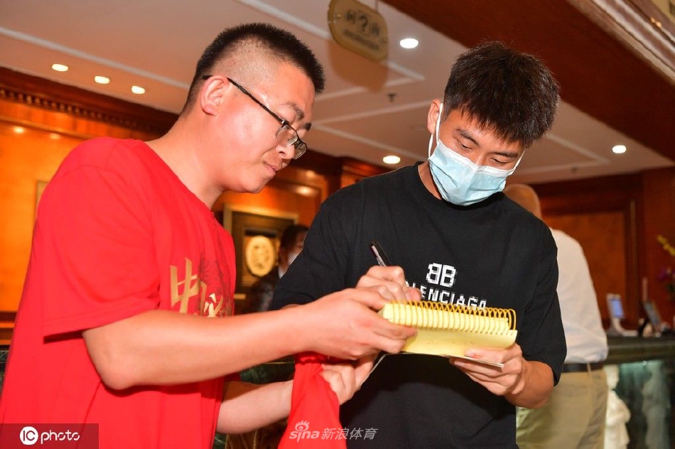 国家男子足球选拔队抵达酒店开启集训