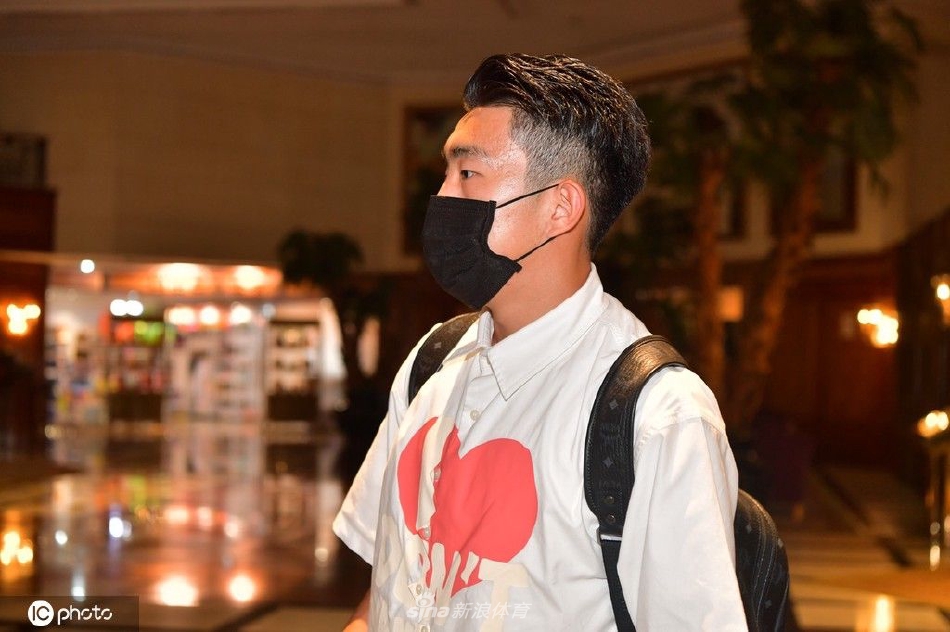 国家男子足球选拔队抵达酒店开启集训