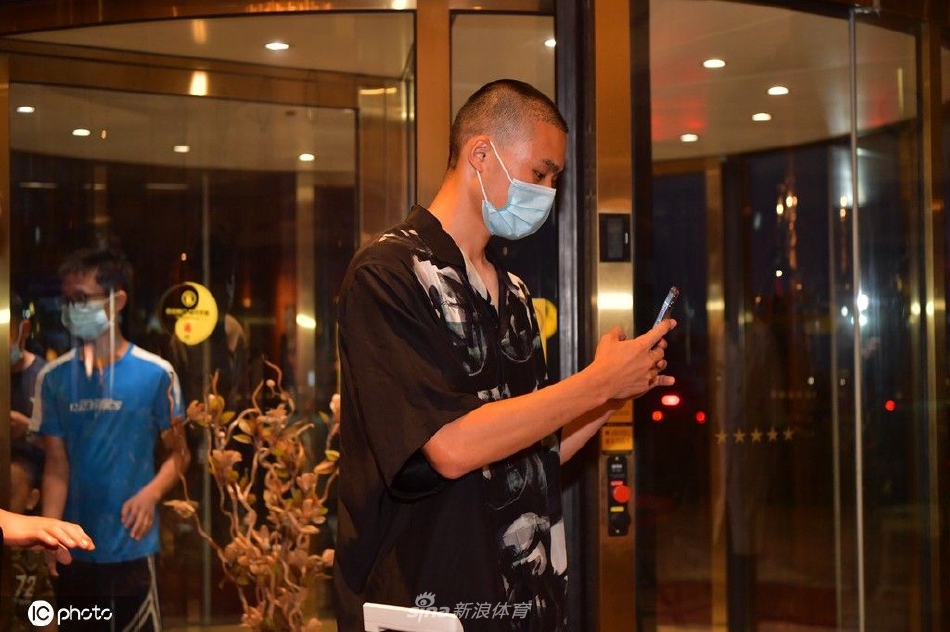 国家男子足球选拔队抵达酒店开启集训