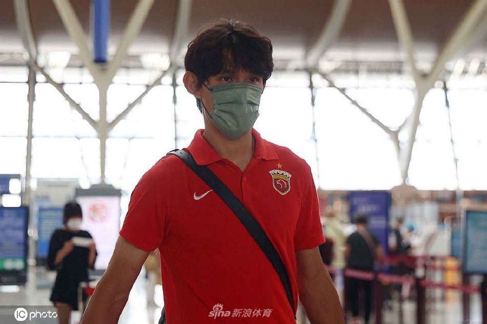 上海海港队出发前往大连备战中超联赛