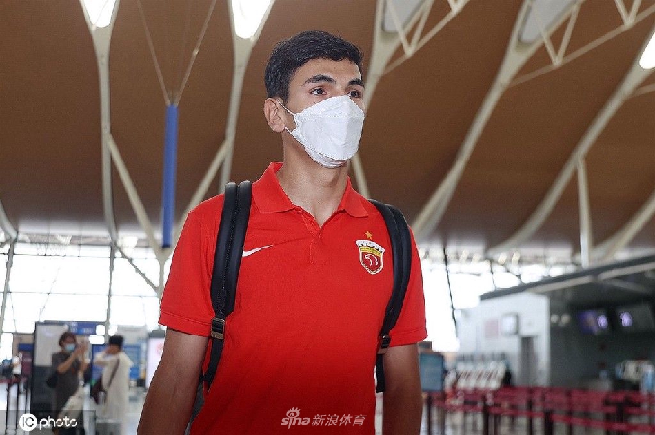 上海海港队出发前往大连备战中超联赛