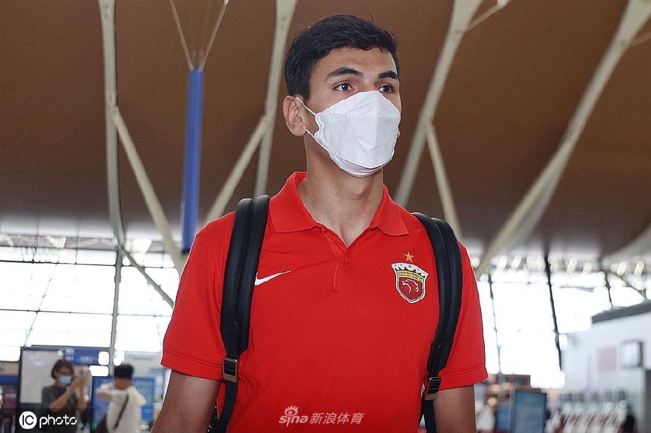 上海海港队出发前往大连备战中超联赛