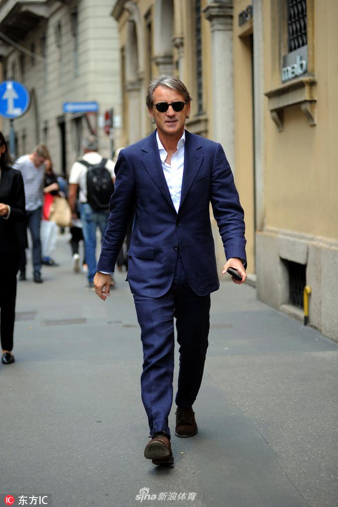 曼奇尼独自现身米兰街头