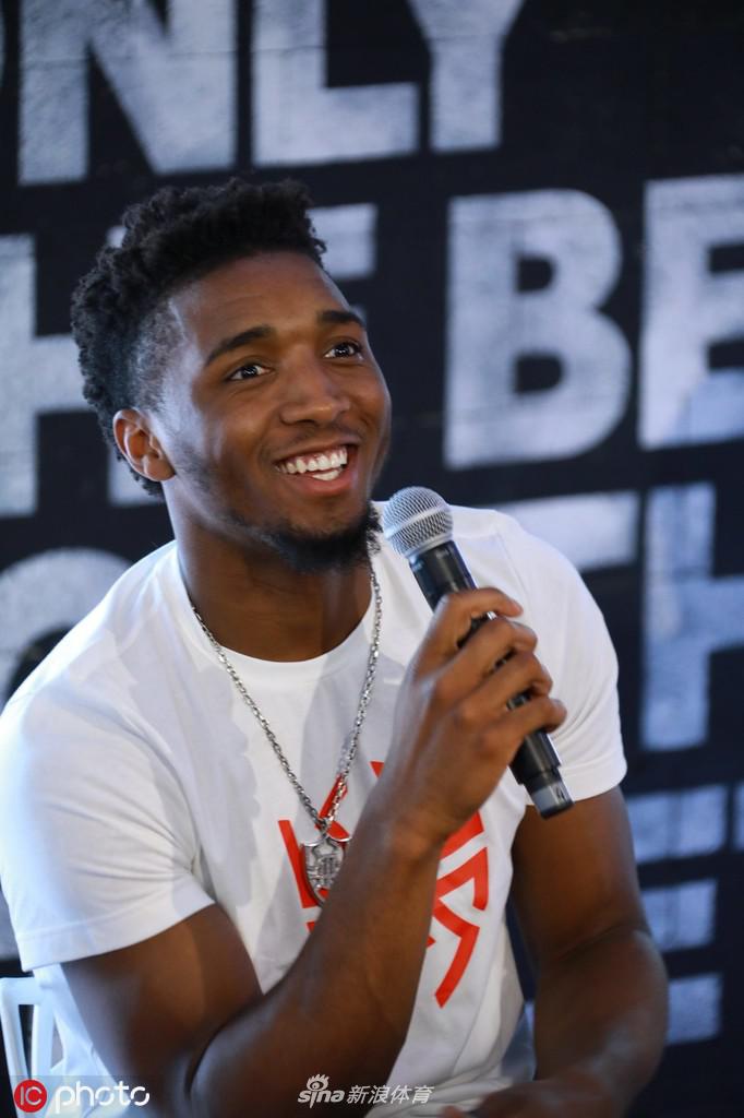 哈登与米切尔现身巴黎