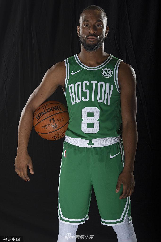 凯尔特人新援拍摄球衣写真 沃克凸显霸气
