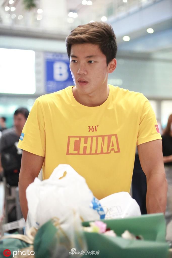 国家游泳队返回北京 媒体包围傅园慧