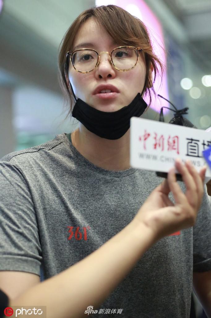 国家游泳队返回北京 媒体包围傅园慧