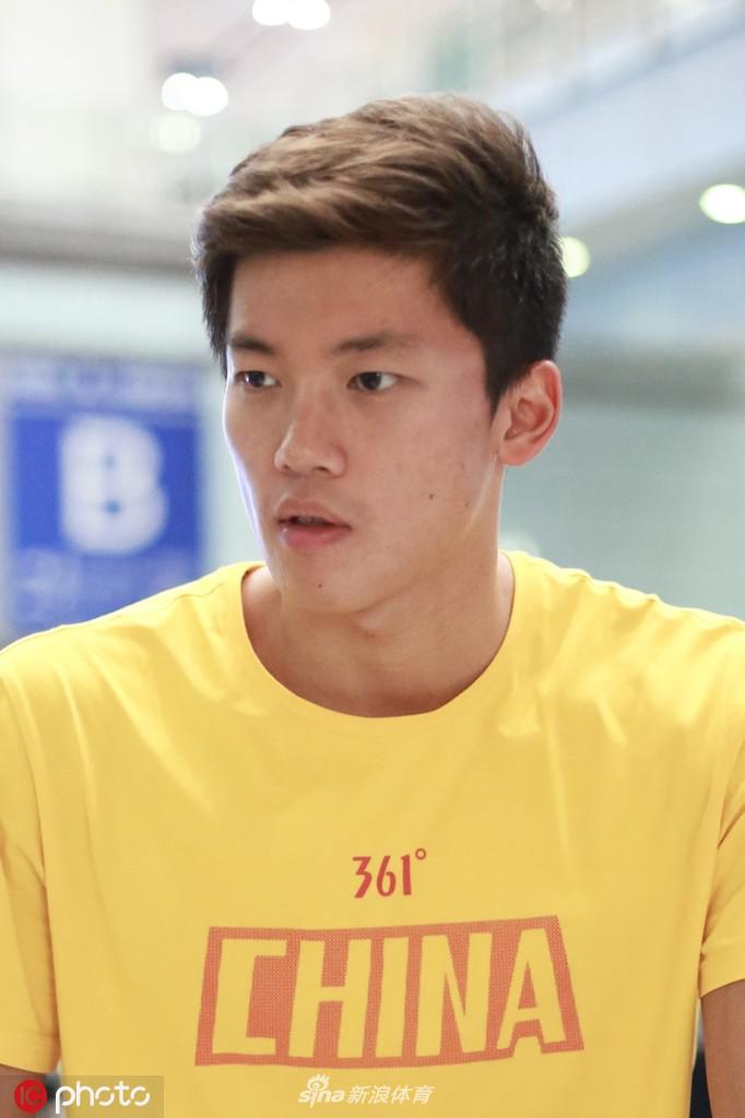 国家游泳队返回北京 媒体包围傅园慧