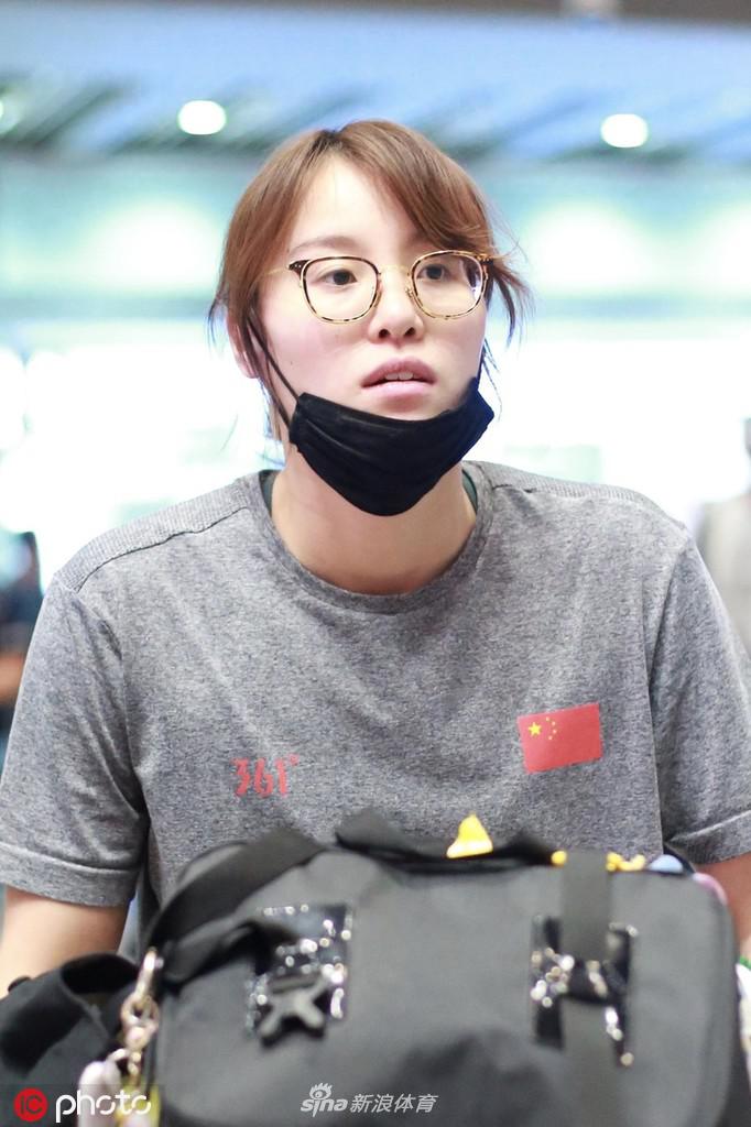 国家游泳队返回北京 媒体包围傅园慧