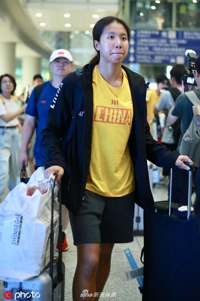 国家游泳队返回北京 媒体包围傅园慧