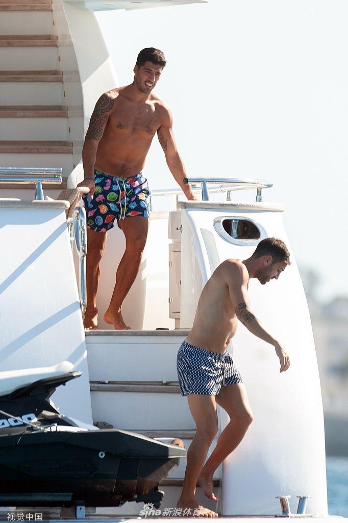 梅西苏神合体度假 携美艳太太团游艇出行