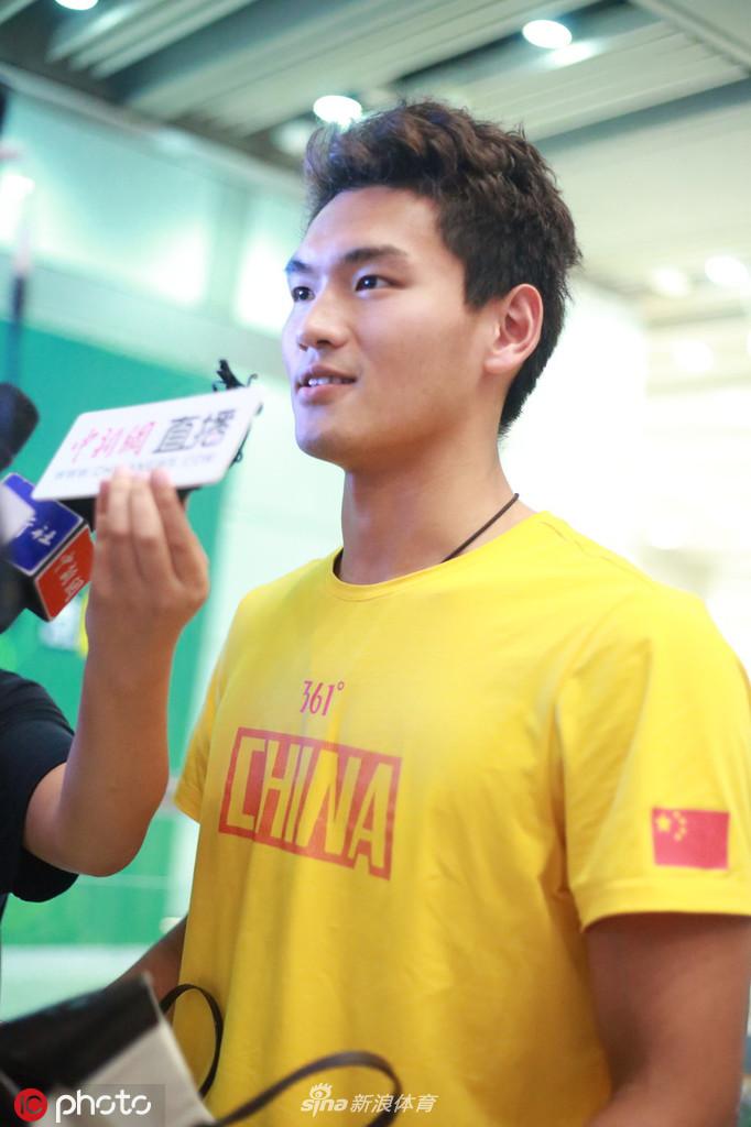 国家游泳队返回北京 媒体包围傅园慧