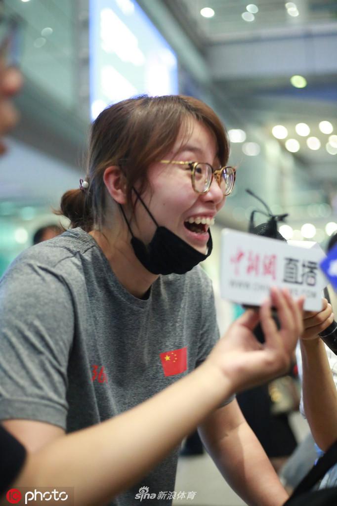 国家游泳队返回北京 媒体包围傅园慧