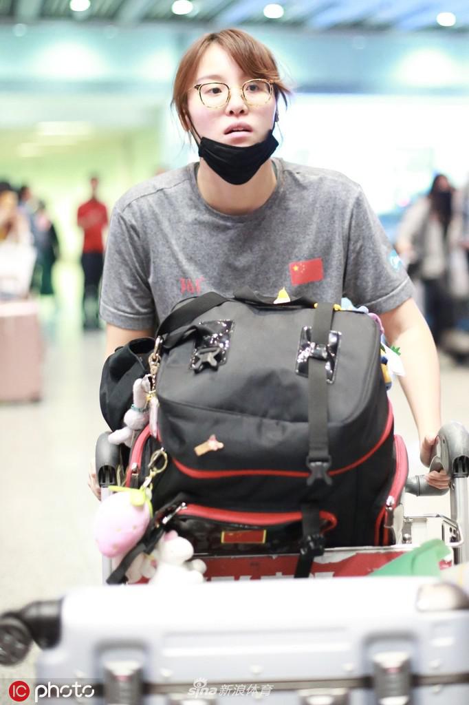 国家游泳队返回北京 媒体包围傅园慧