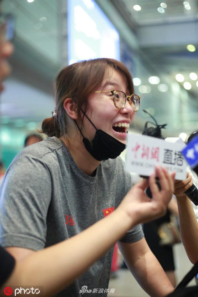 国家游泳队返回北京 媒体包围傅园慧