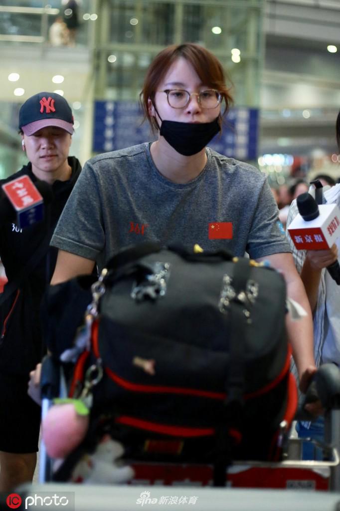 国家游泳队返回北京 媒体包围傅园慧