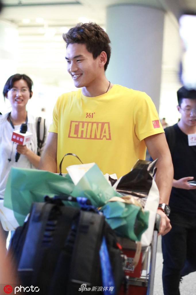 国家游泳队返回北京 媒体包围傅园慧