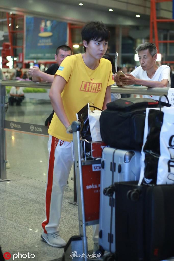 国家游泳队返回北京 媒体包围傅园慧