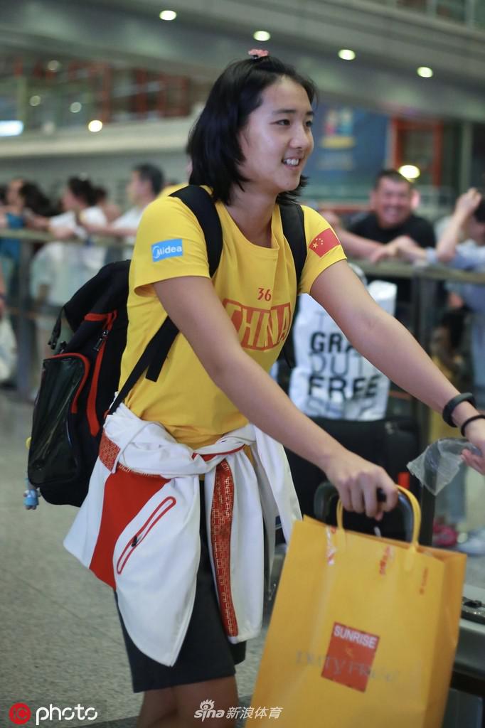 国家游泳队返回北京 媒体包围傅园慧