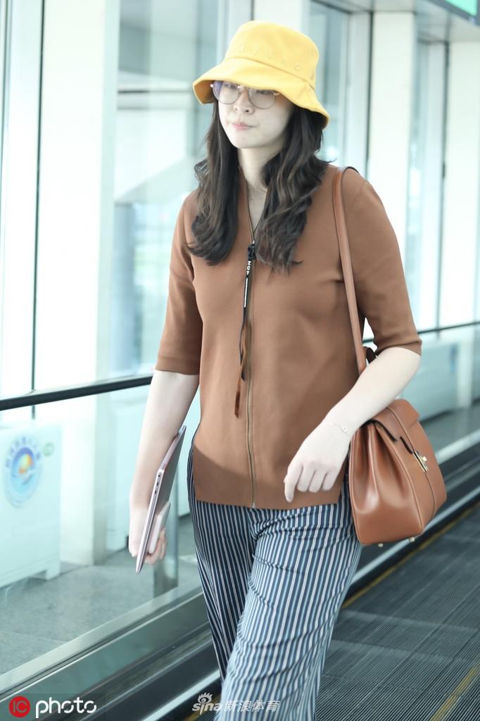 惠若琪现身北京首都机场 黄色渔夫帽俏皮可爱
