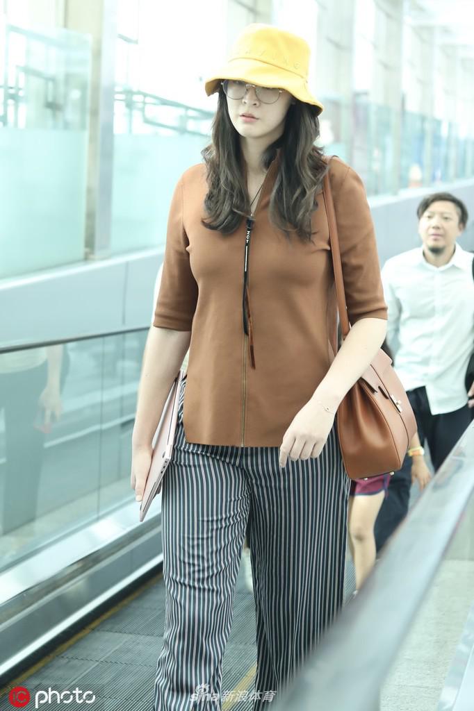 惠若琪现身北京首都机场 黄色渔夫帽俏皮可爱