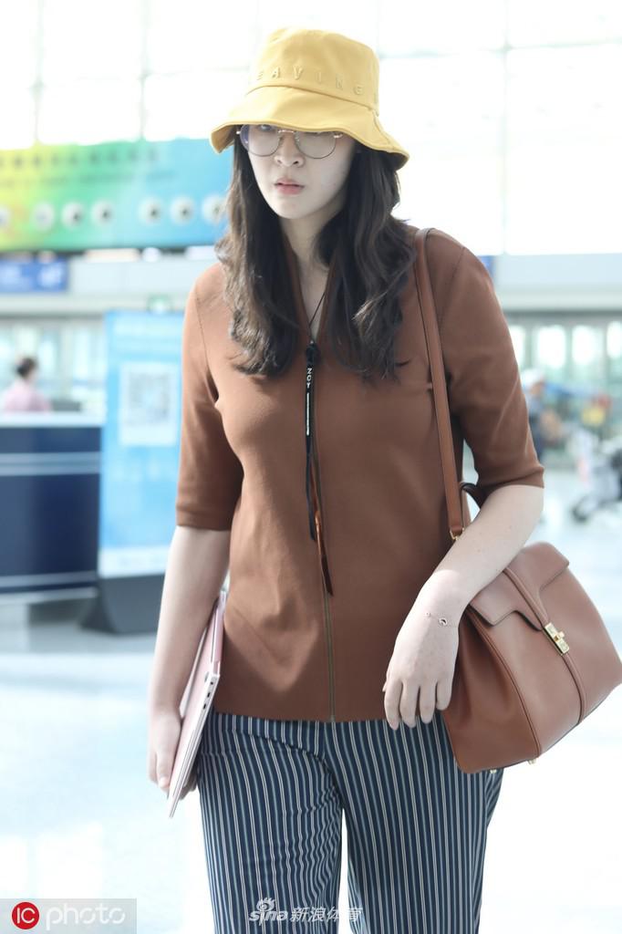 惠若琪现身北京首都机场 黄色渔夫帽俏皮可爱