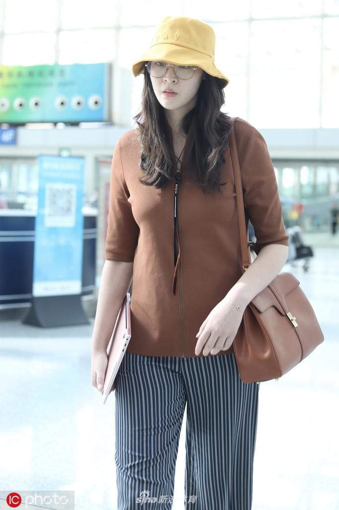 惠若琪现身北京首都机场 黄色渔夫帽俏皮可爱