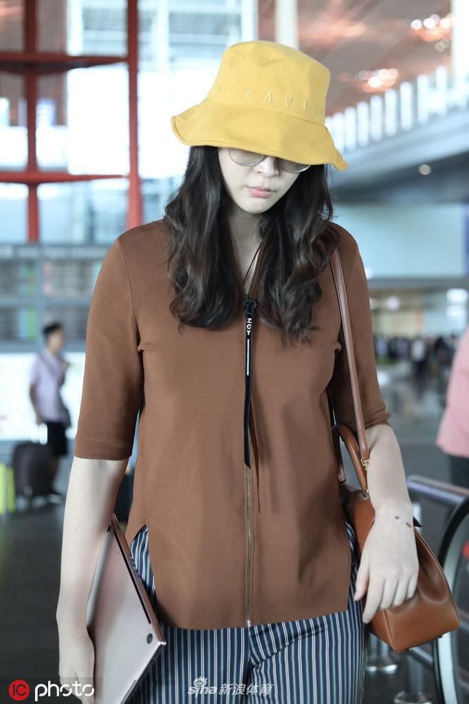 惠若琪现身北京首都机场 黄色渔夫帽俏皮可爱