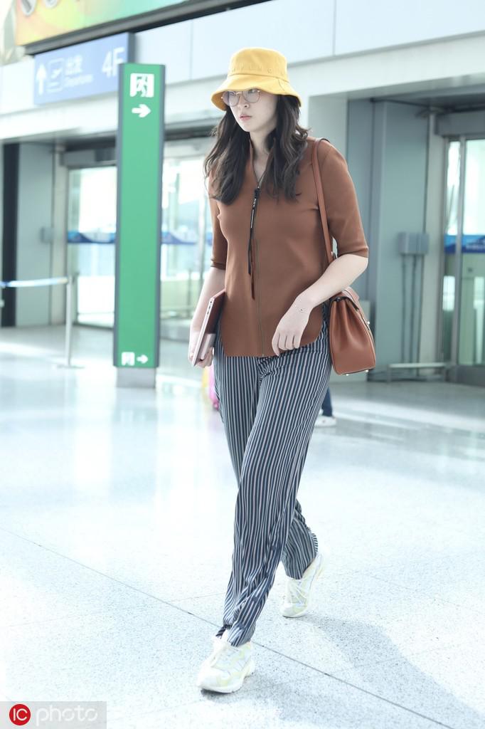 惠若琪现身北京首都机场 黄色渔夫帽俏皮可爱