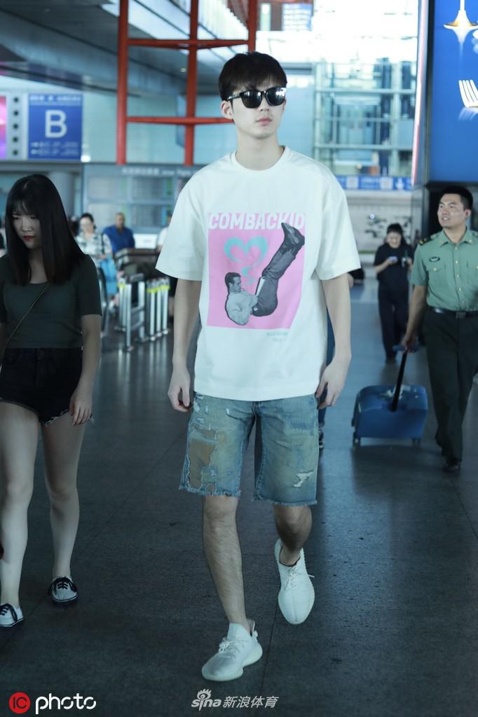 董力现身北京首都机场