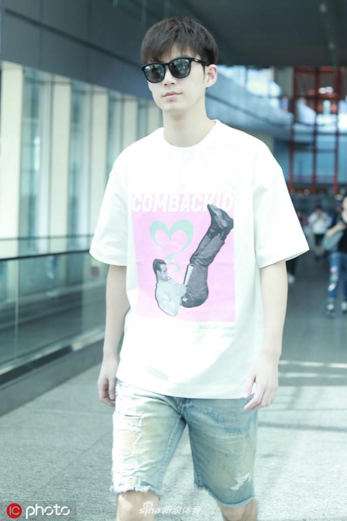 董力现身北京首都机场