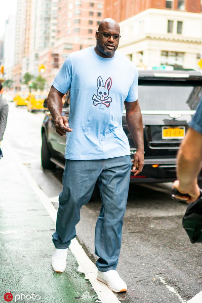 奥尼尔现身智能汽车试驾活动