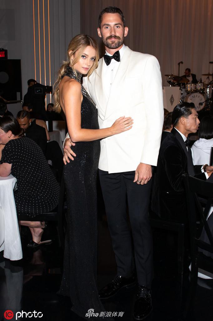 乐福携超模女友亮相纽约2020春夏时装周