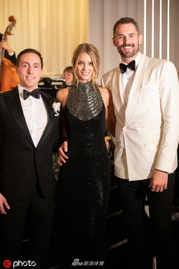 乐福携超模女友亮相纽约2020春夏时装周