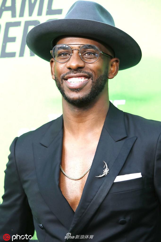 克里斯-保罗携爱妻亮相电影首映礼