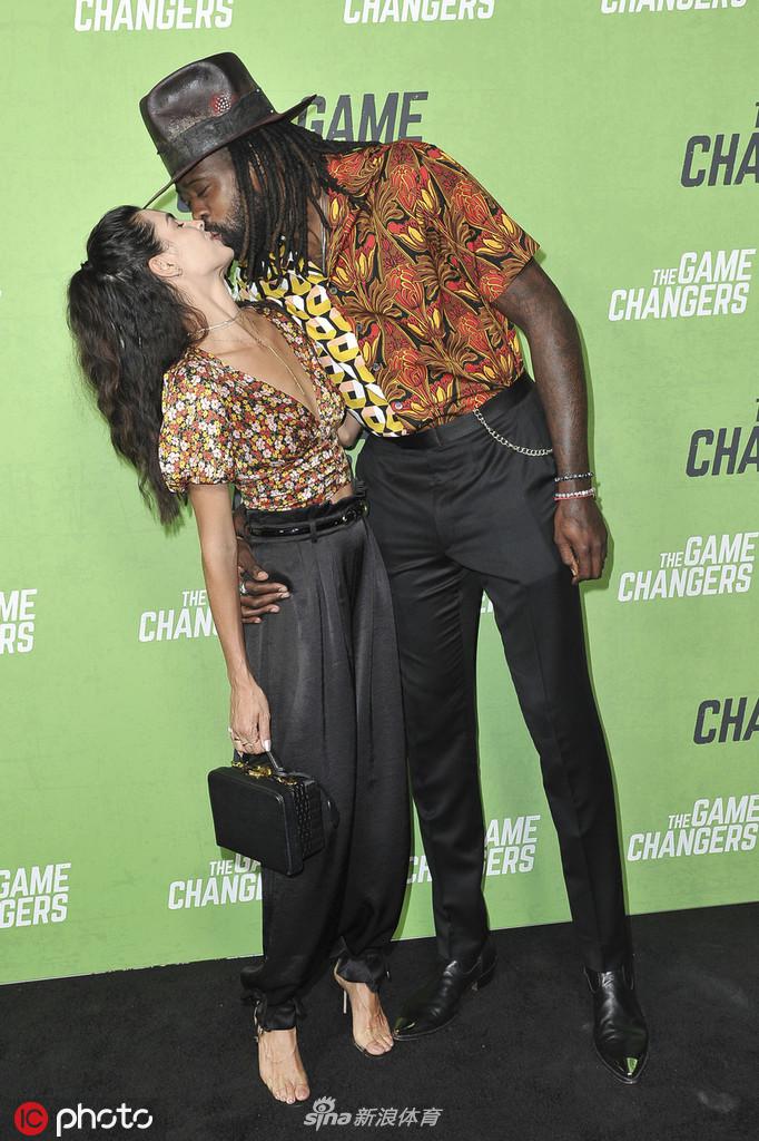 小乔丹与女友参加活动