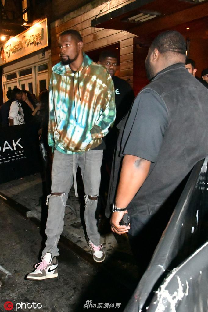 杜兰特现身纽约一家夜店