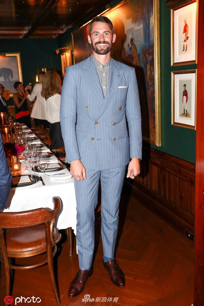 4/ 5当地时间2019年9月12日,美国纽约,乐福西装革履参加活动.