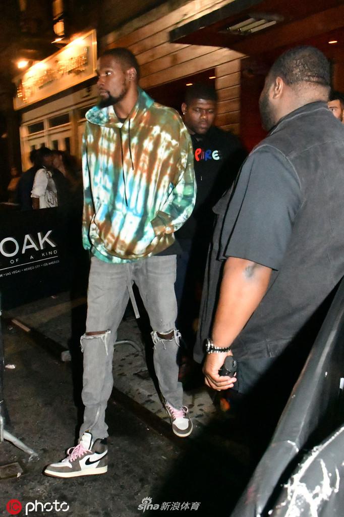 杜兰特现身纽约一家夜店
